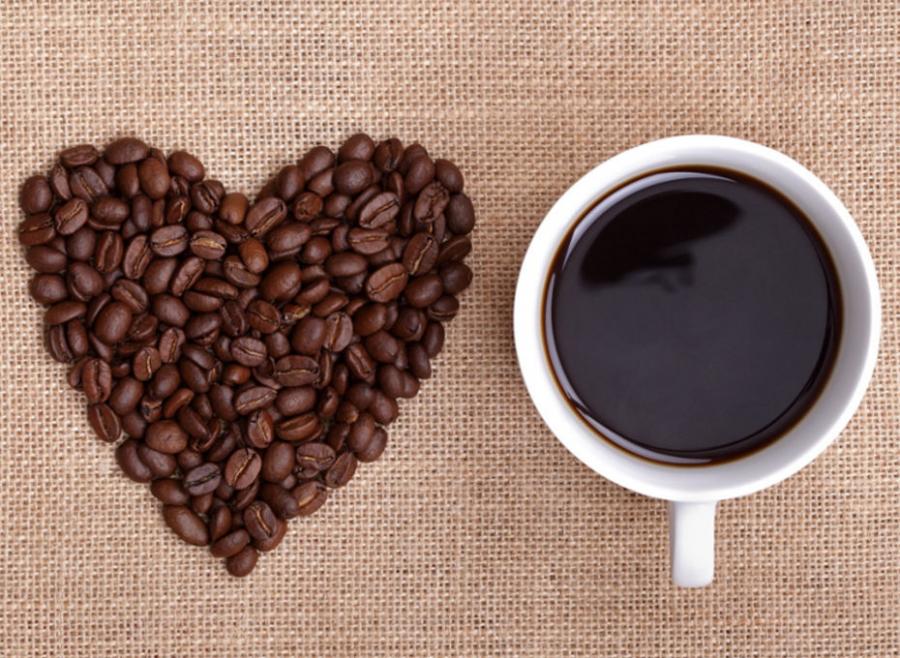 kubek czarnej kawy i kawa ziarnista na eco płótnie 