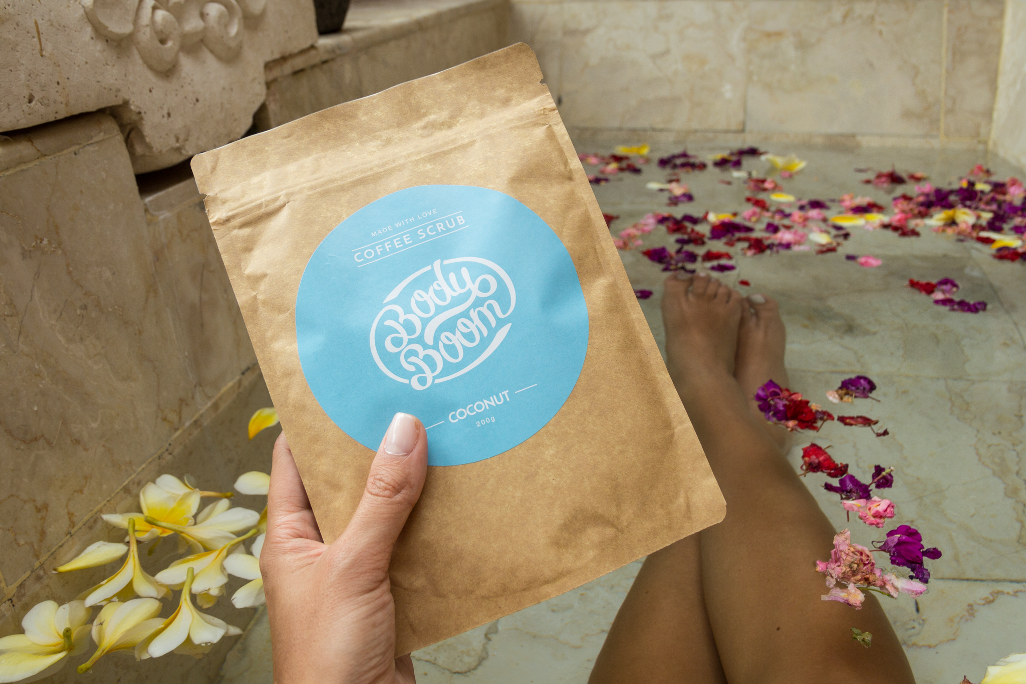 relaksująca kąpiel z kwiatami i kokosowym peelingiem kawowym 