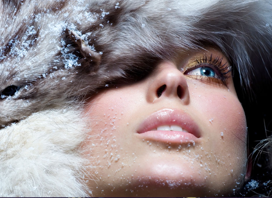 płatni śniegu na czapce modelki z naturalnym makijażem